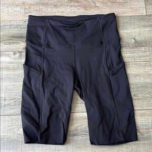 Lululemon Women's Black Bike Shorts size 6
